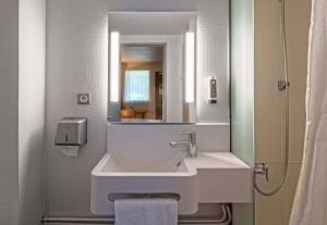 Koupelna v ubytování B&B HOTEL Morlaix