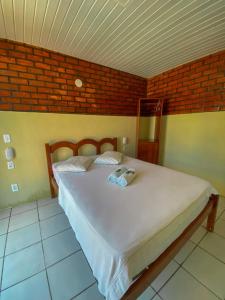 una camera da letto con un letto e due asciugamani di Felicità Praia Hotel a Fortaleza