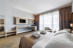ein Hotelzimmer mit einem Bett und einem Schreibtisch in der Unterkunft Hotel Lero in Dubrovnik