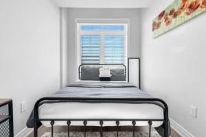 een bed in een kamer met een raam bij Private Quite Getaway 3 Bd 2Wr in Cambridge