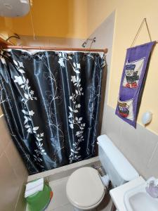 cortina de ducha negra en el baño con aseo en Posada de la Rosarito en Brandsen
