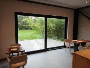 Jardin de l'établissement Dionbulles & Dionlodge Guesthouse, Private Wellness pool in option
