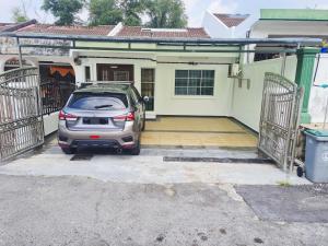 une voiture garée devant une maison dans l'établissement Lot 90 Seremban Town Homestay, à Seremban