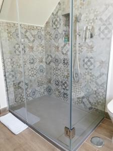 baño con cabina de ducha con puerta de cristal en Casa Gaeta, en Gaeta