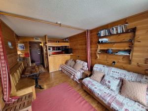 ein Wohnzimmer mit einem Sofa und Stühlen in einer Hütte in der Unterkunft Appartement Les Arcs 1800, 2 pièces, 5 personnes - FR-1-411-31 in Arc 1800