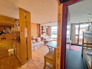 ein Wohnzimmer mit einem Sofa und einem Tisch in der Unterkunft Appartement Les Arcs 1800, 2 pièces, 5 personnes - FR-1-411-31 in Arc 1800