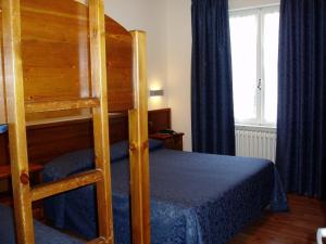 Rúm í herbergi á Albergo Delle Alpi