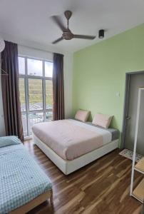 - une chambre avec 2 lits et un ventilateur de plafond dans l'établissement G Residence - 2BR Family Suite Barrington Night Market - 4, à Brinchang