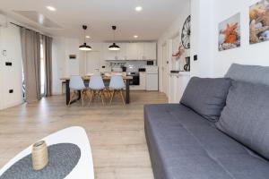 Kuchyňa alebo kuchynka v ubytovaní Family apartments Zadar - Ryanair's September