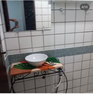 łazienka z białą miską na stole w obiekcie Brisa Praiana lll w mieście Cabedelo