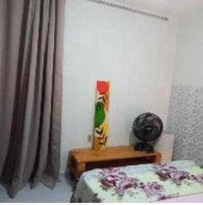sypialnia z łóżkiem i stołem z posągiem papugi w obiekcie Brisa Praiana lll w mieście Cabedelo