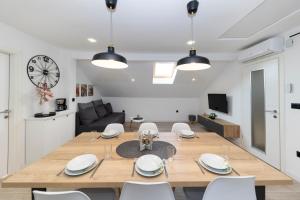 Televízia a/alebo spoločenská miestnosť v ubytovaní Family apartments Zadar - Ryanair's September