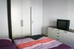 Postel nebo postele na pokoji v ubytování 2Zi-App Nähe Hbf und Aalto Theater mit kl. Balkon