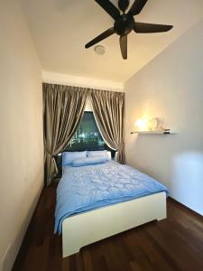 - une chambre avec un lit et un ventilateur de plafond dans l'établissement Reizz Residence by AFFDECH, à Kuala Lumpur