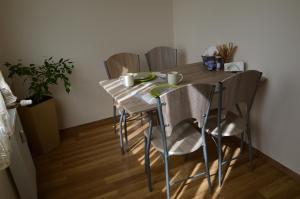 une table et des chaises dans une pièce avec une table dans l'établissement The Budapest View Apartment, à Budapest