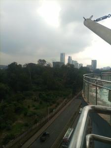 Blick auf eine Autobahn mit einer Stadt im Hintergrund in der Unterkunft Luxurious suite apartment in Nairobi