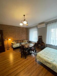 een kamer met twee bedden en een tafel erin bij Ratuszowa 13 in Prudnik