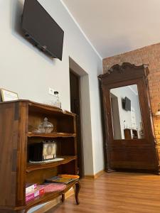 een woonkamer met een tv en een spiegel bij Ratuszowa 13 in Prudnik