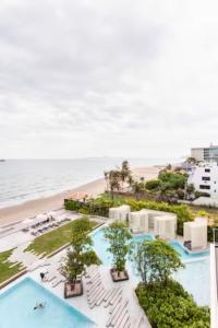 ariaal uitzicht op een resort met een strand bij Family Suite Sea view 2Bedroom at Veranda Residence Pattaya in Na Jomtien