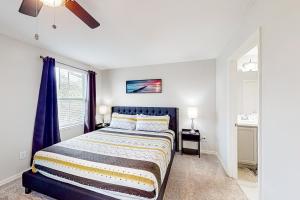 um quarto com uma cama grande e uma cabeceira azul em Pelican Escape em Davenport