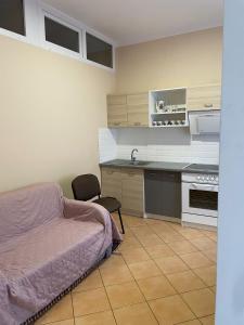 1 dormitorio pequeño con 1 cama y cocina en Ratuszowa 13, en Prudnik