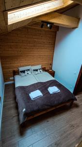 1 dormitorio con 1 cama grande en el ático en WoodStone Apartments Karpacz, en Karpacz