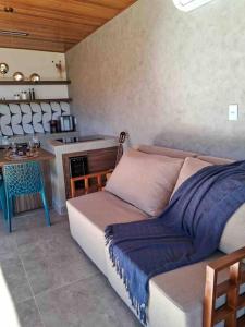 a room with a bed and a table and a kitchen at Casa Vértize, uma casa de alto padrão com Spa Hidro e vista espetacular in Cavalcante