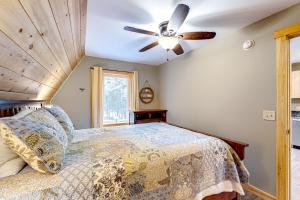 a bedroom with a ceiling fan and a bed at Peaceful Getaway in Paris