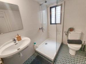 By Urquinaona Rooms في برشلونة: حمام مع حوض ومرحاض ودش