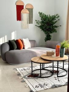 uma sala de estar com um sofá e uma mesa em Babushka Boutique Hotel-Dahab em Dahab
