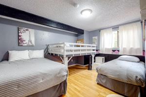 1 dormitorio con 2 camas y 1 cama elevada en Resting Eagle Beach House, en Bremerton