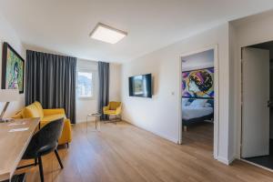 een hotelkamer met een bed en een woonkamer bij Le Drip's in Marseille