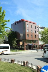 un autobús está estacionado frente a un edificio en Yavuz Hotel en Estambul