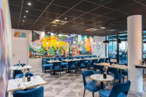 une salle à manger avec des tables et des chaises bleues dans l'établissement Le Drip's, à Marseille