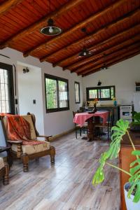 sala de estar con suelo de madera, mesa y sillas en MARGAHOME en Maipú