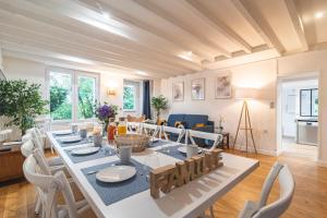 een woonkamer met een grote tafel en stoelen bij Maison familiale 12 min Disneyland in Quincy-Voisins