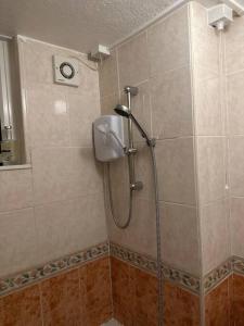 y baño con ducha y cabezal de ducha. en 3bed Rooms Apartment Terrace, en Crystal Palace