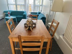 einem Esstisch mit Stühlen, einem Tisch und einem Sofa in der Unterkunft 3bed Rooms Apartment Terrace in Crystal Palace