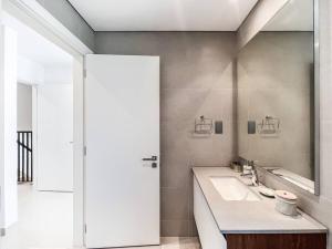 ein Bad mit einem Waschbecken und einem Spiegel in der Unterkunft StoneTree - 3 BR with 1 Maids Room Villa in Camelia - Arabian Ranches in Dubai