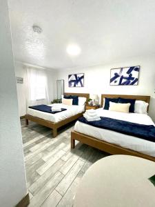 a bedroom with two beds with blue and white at 2q Suite Apt W Shared Pool 10 To Beach 05 in Clearwater