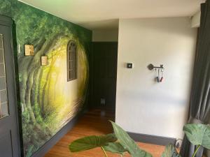 un pasillo con una pintura en la pared en Mountain Suite, Stunning Views, Brecon Beacons en Llanhamlach