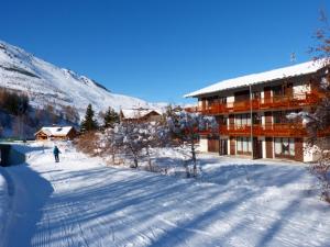 a person walking in the snow in front of a building at Appartement de 4 chambres a Les Deux Alpes a 100 m des pistes avec jardin clos et wifi in Les Deux Alpes