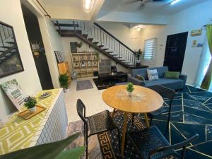 Posezení v ubytování Tulip Hijau Homestay - Bukit Beruntung - 4Bedrooms