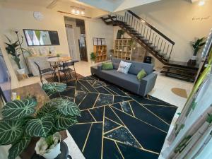 Posezení v ubytování Tulip Hijau Homestay - Bukit Beruntung - 4Bedrooms
