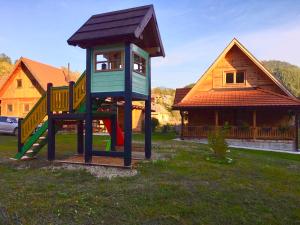 Sân chơi trẻ em tại Apartmani d&s