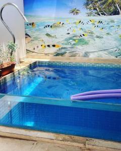 basen z obrazem na ścianie w obiekcie Casa com piscina incrível. w mieście Serra Talhada