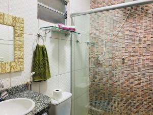 W łazience znajduje się prysznic, toaleta i umywalka. w obiekcie Casa com piscina incrível. w mieście Serra Talhada