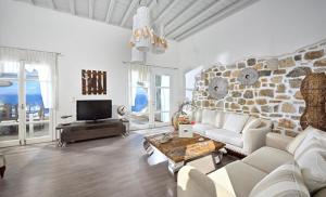 Televízia a/alebo spoločenská miestnosť v ubytovaní Luxurious Villa in Mykonos with Pool
