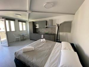 Ein Bett oder Betten in einem Zimmer der Unterkunft Corridoni33 - Immobili e Soluzioni Rent