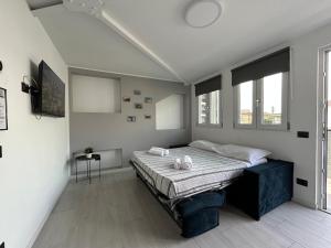 a bedroom with a bed in a room with windows at Corridoni33 - Immobili e Soluzioni Rent in Bergamo